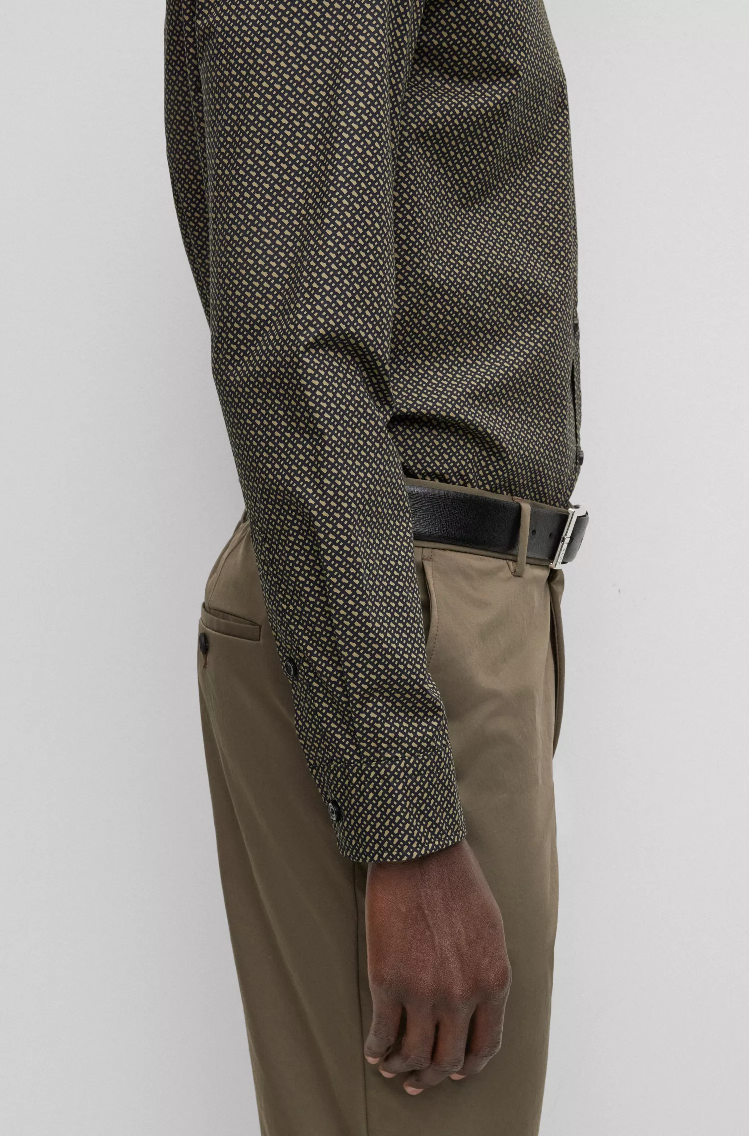 Camisa BOSS preta de corte slim em popeline de algodão elástico com estampa de monograma.