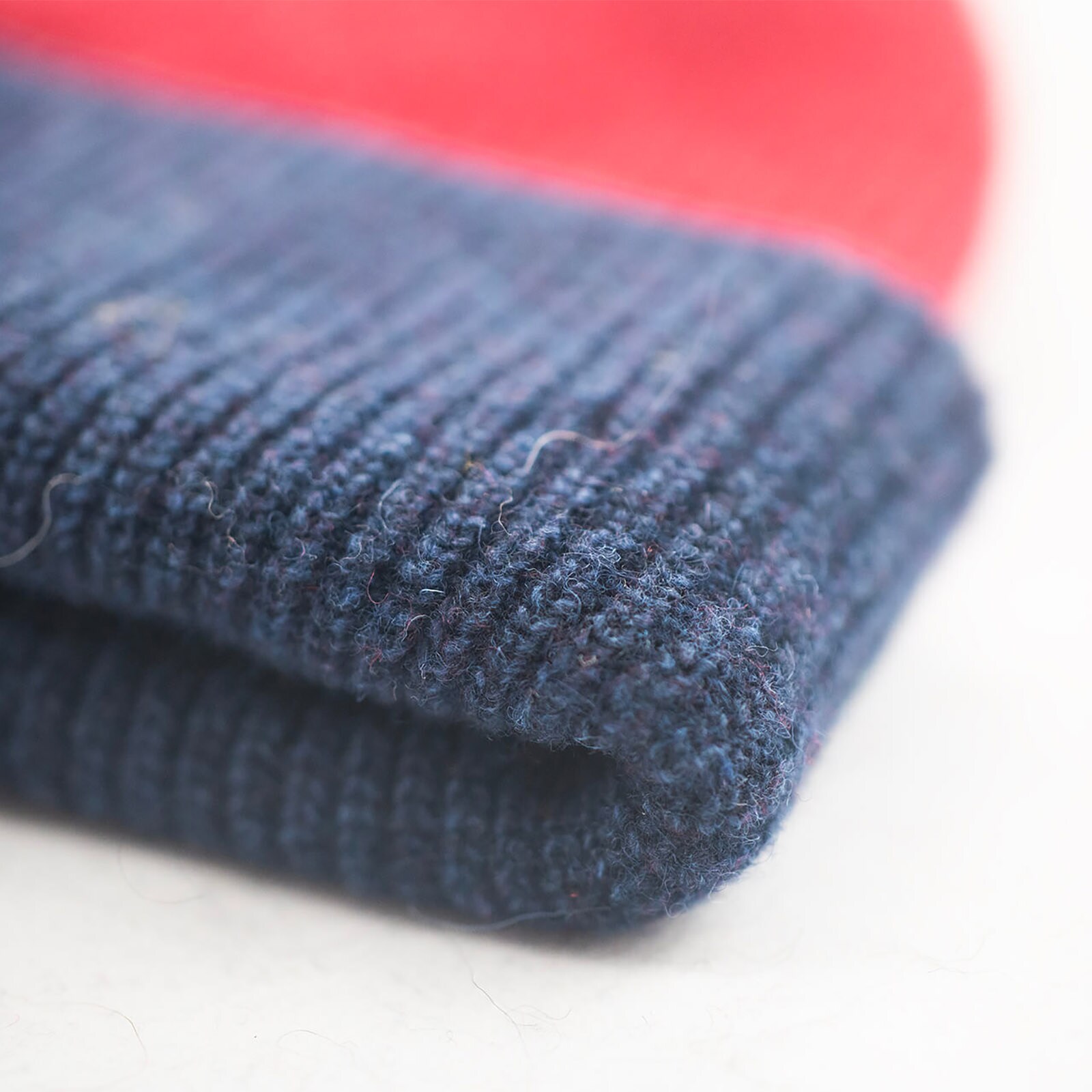 ALTIDUDE Winter Mütze Hermit Duo Rip Strickmütze Unisex Beanie Lamm Merino Wolle Farbe: Navy/Bordeuax