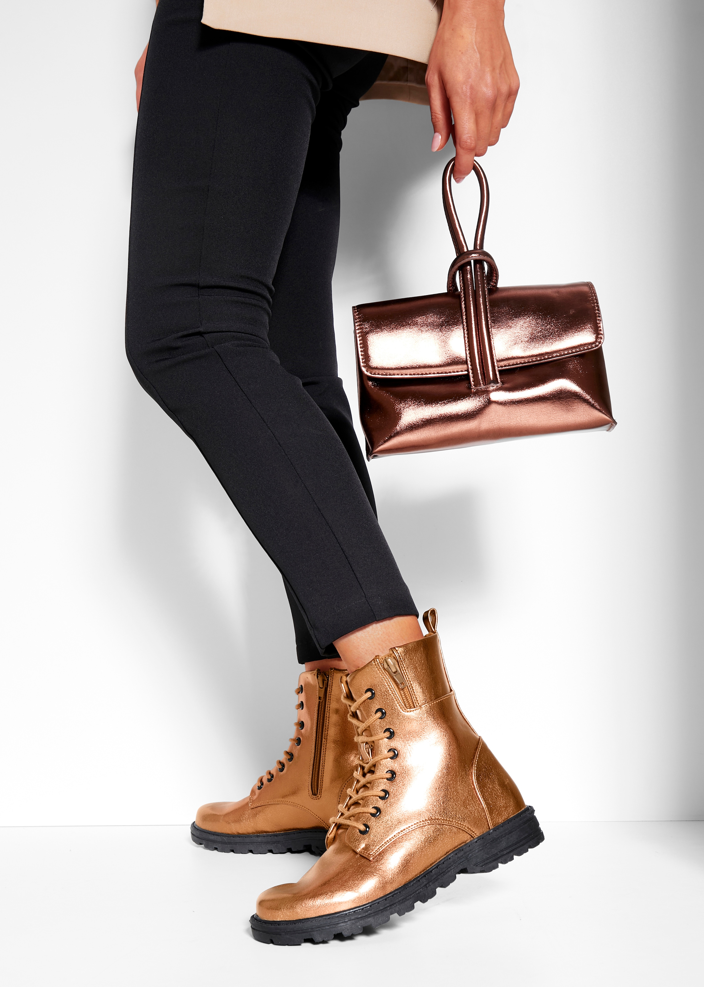 LASCANA Stiefelette  im angesagten Metallic-Look, Stiefel, Boots VEGAN