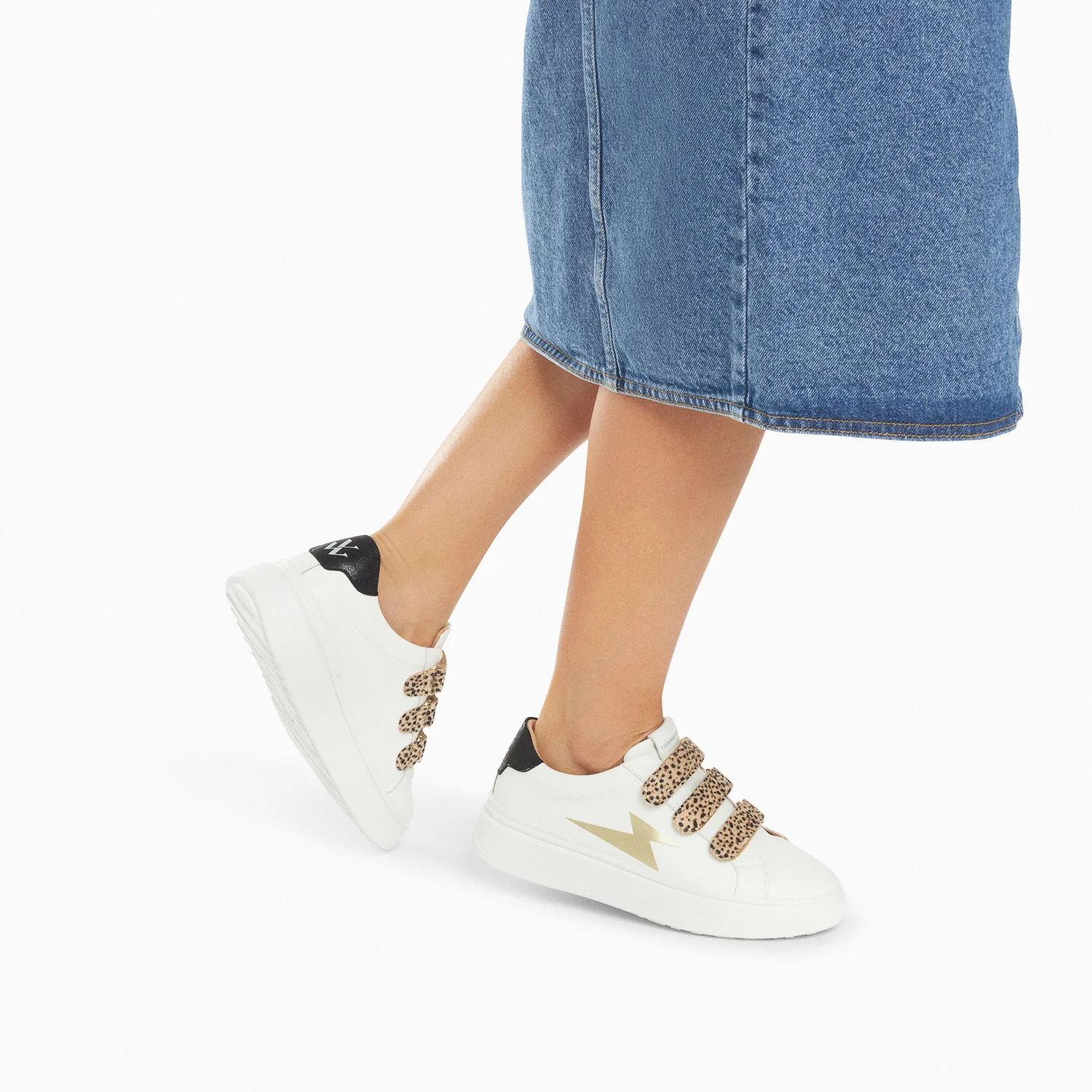 Sneakers-Baskets éclair Salomé blanc et or à scratchs guépard