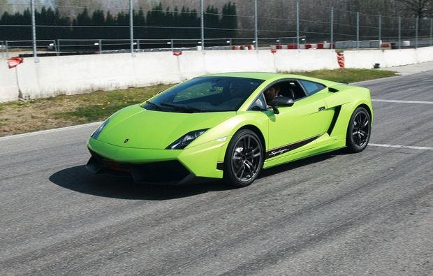 Lamborghini fahren auf der Rennstrecke bei Mailand
