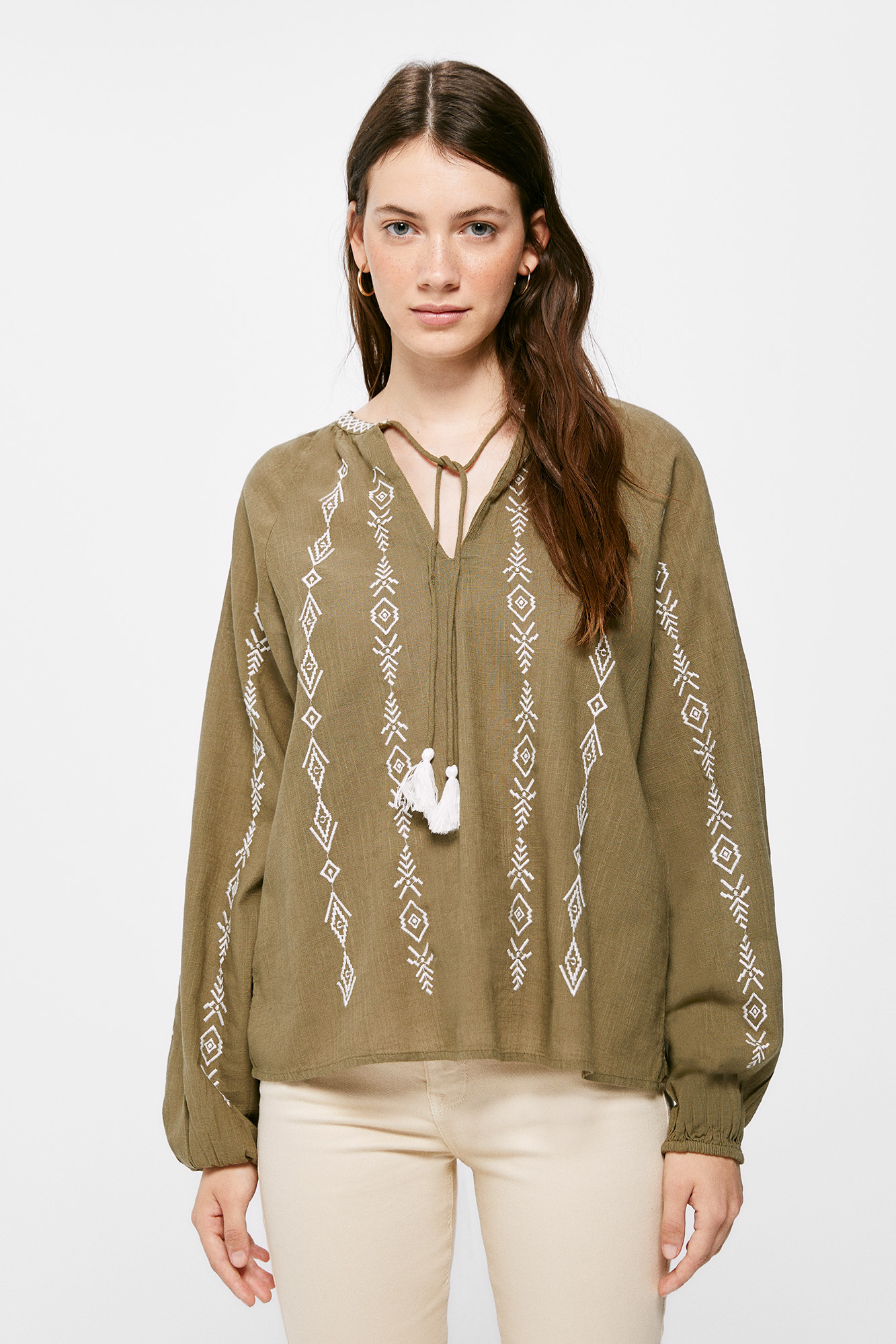 Blusa volumosa bordada