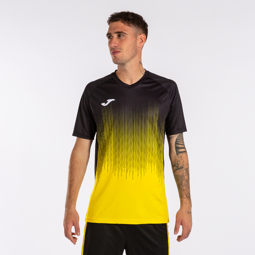 Camiseta Joma Tiger IV de manga curta, amarela e preta.