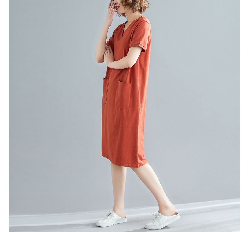 Hevnir - Midi-T-shirtjurk met korte mouwen en V-hals
