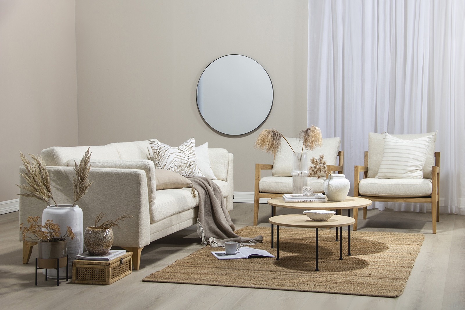 Avignon sofa 3-seter i tekstil Dolce 1477-03 cream med eik ben og skumfyll i ryggputene.