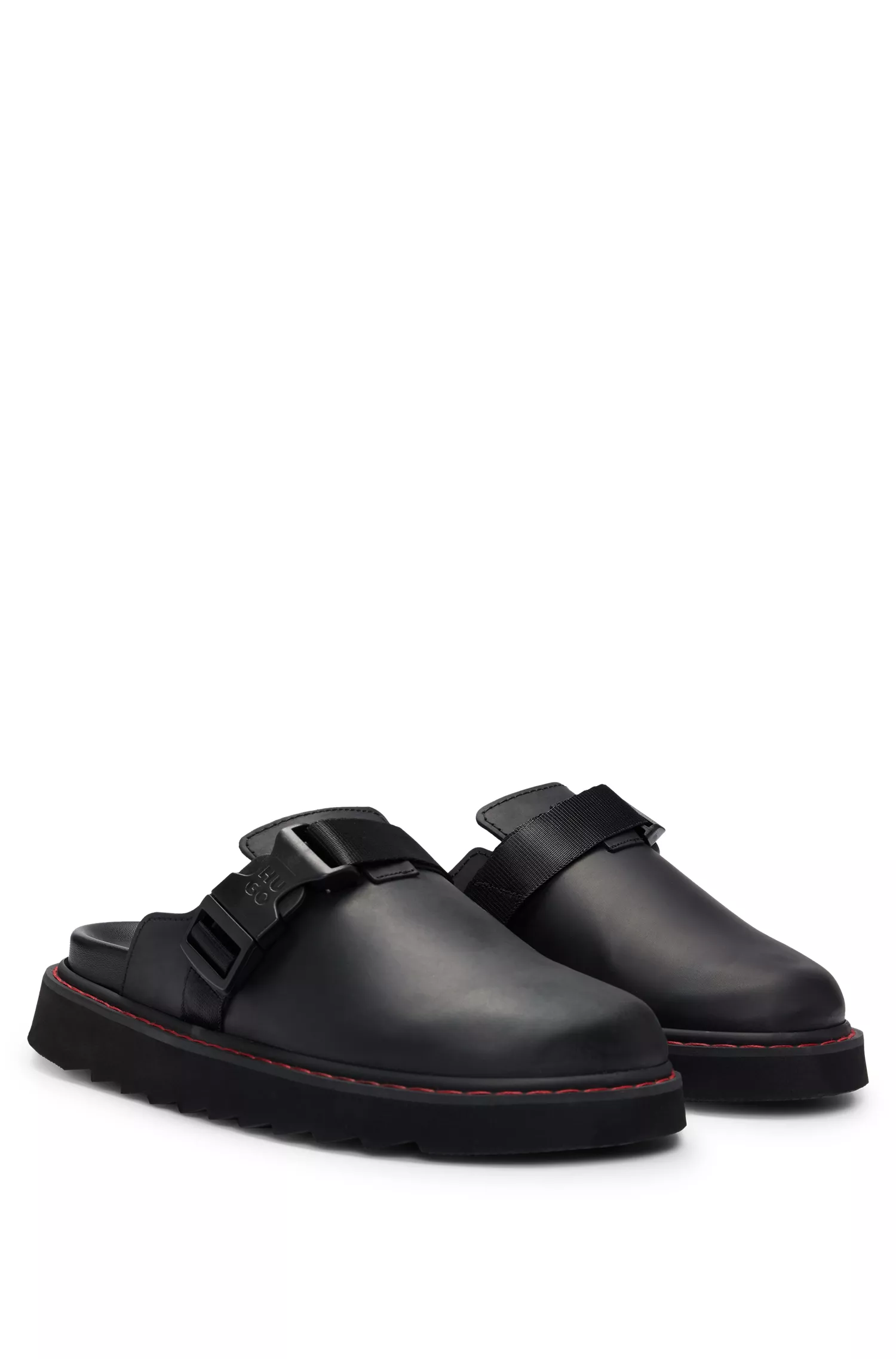 Sapatos slip-on HUGO em couro vermelho com fivela da marca.