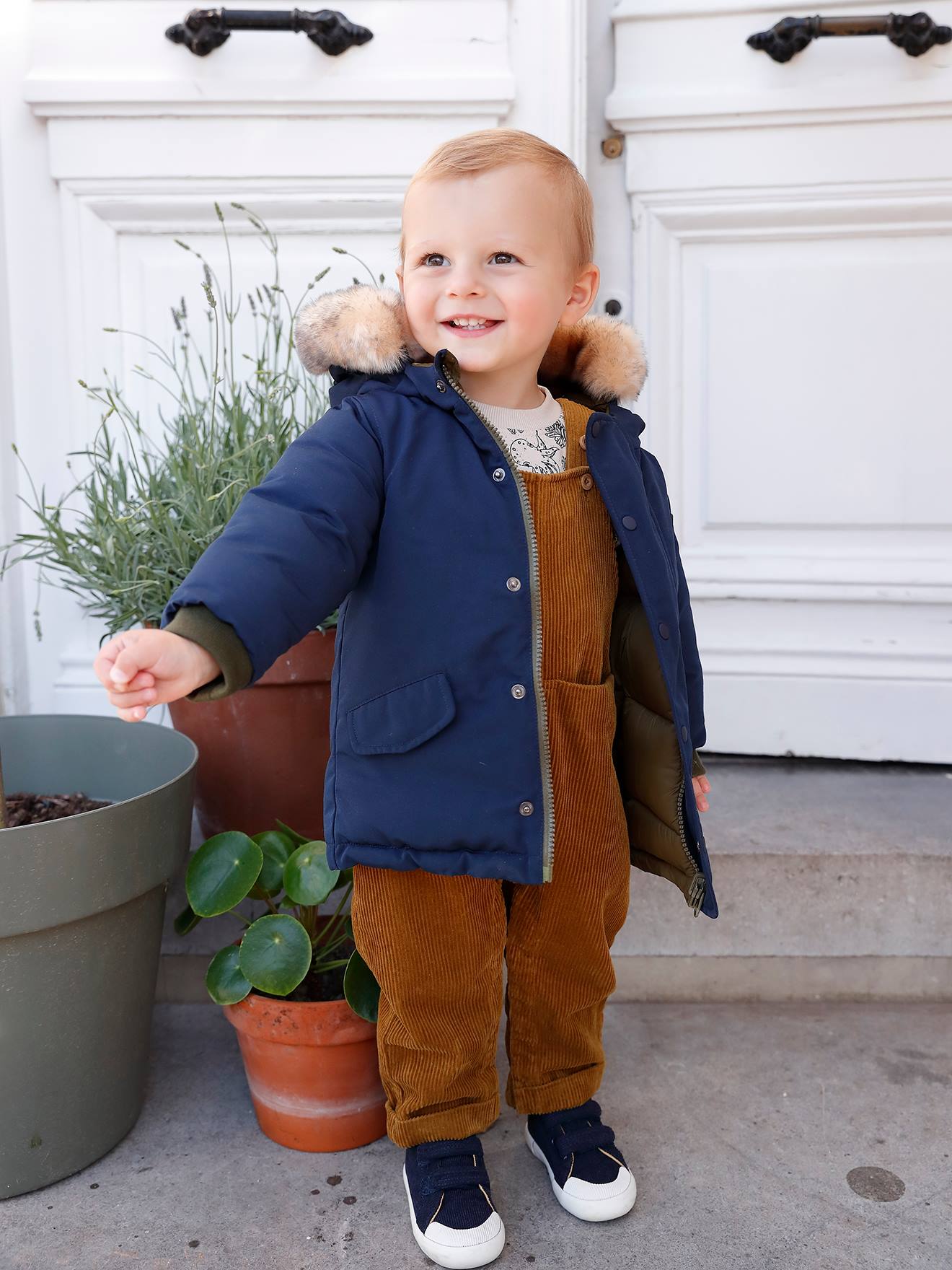 Casaco parka reversível para bebê com capuz, azul escuro liso com estampas.