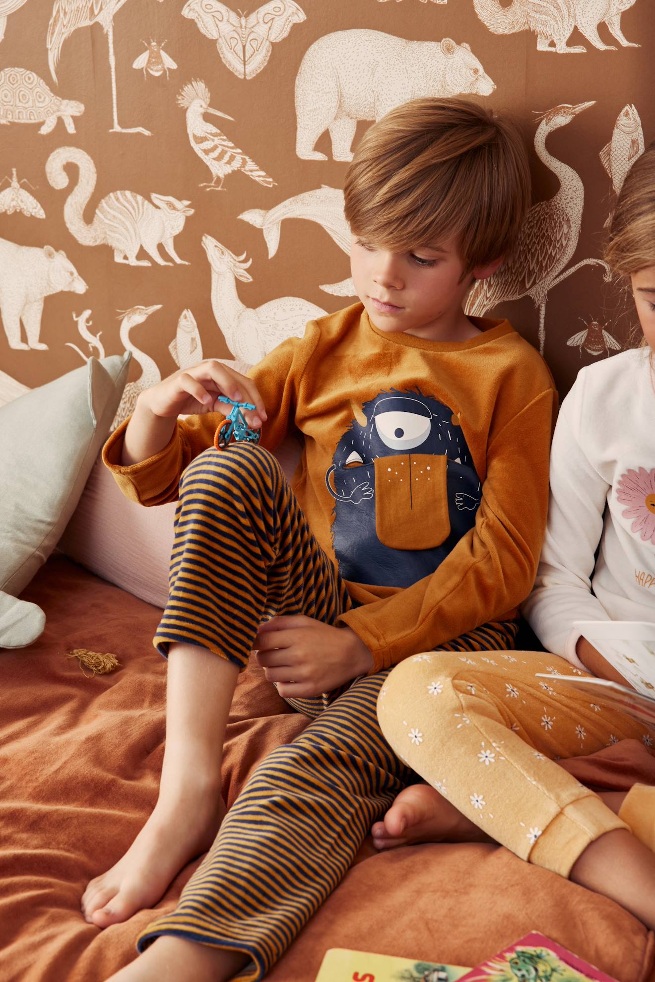 Pijama de veludo em tons pastel com estampa divertida de monstrinhos para meninos