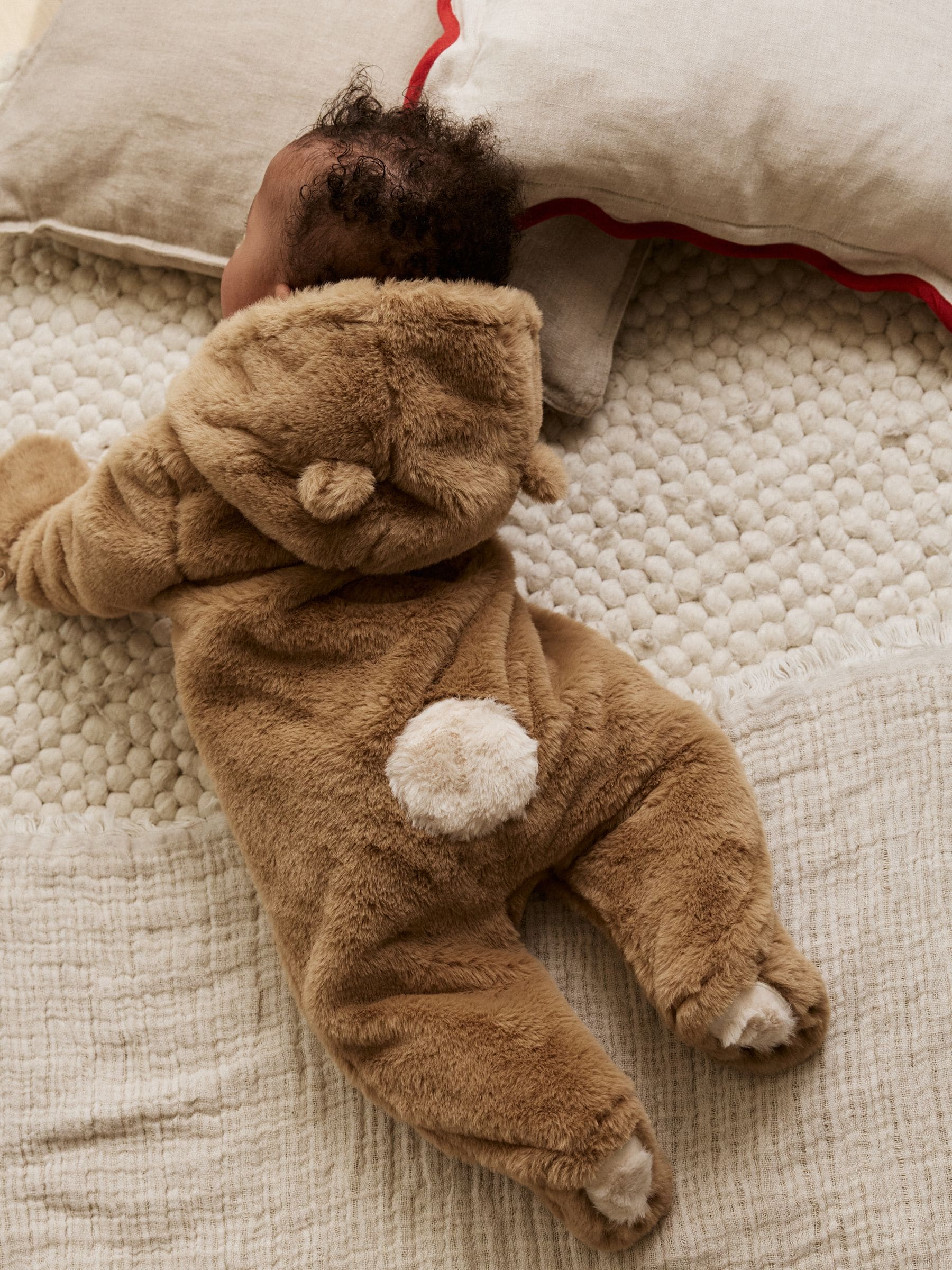 Bruin met beer - Babypakje met capuchon van imitatiebont