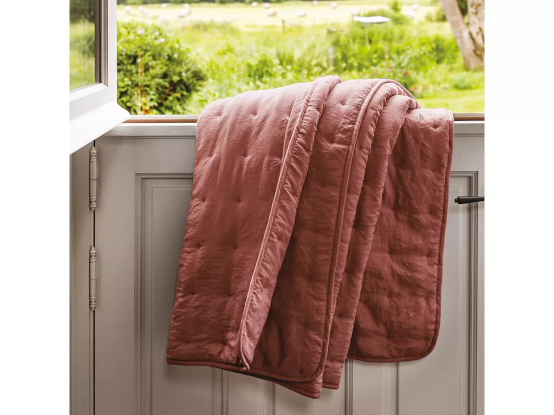 Dessus de lit matelassé 240x260 cm ANGKOR polyester rouge poterie