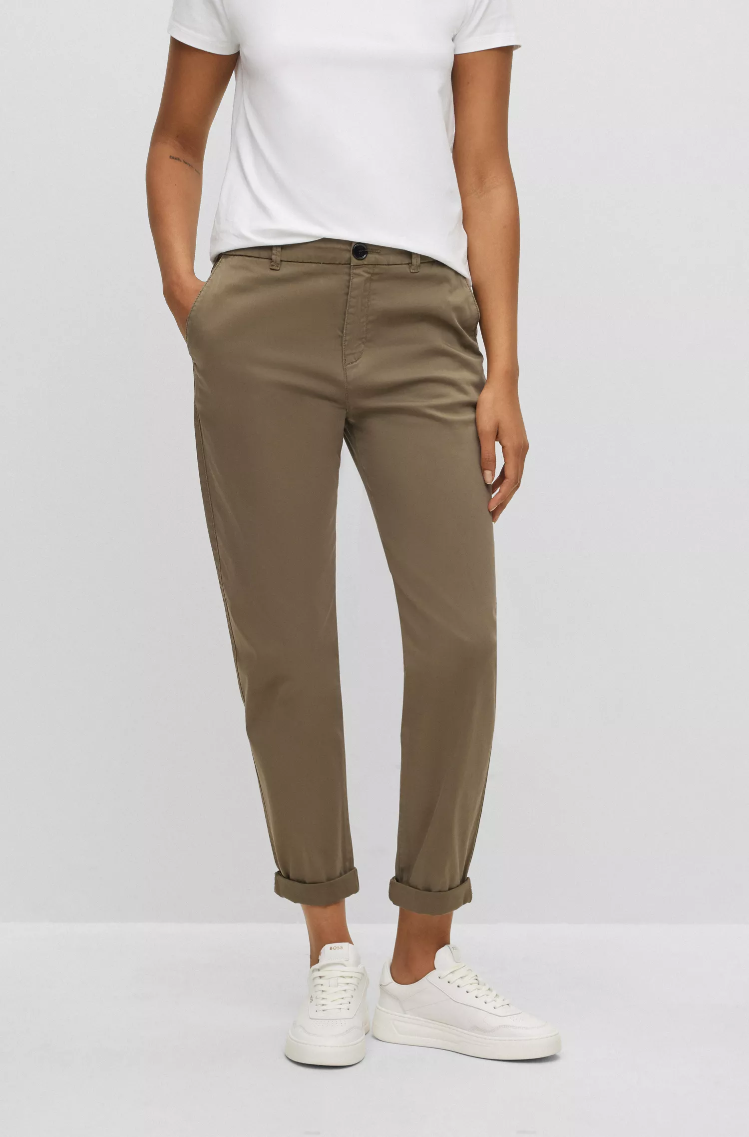 Calça chino BOSS preta, corte regular, em algodão orgânico com elastano.