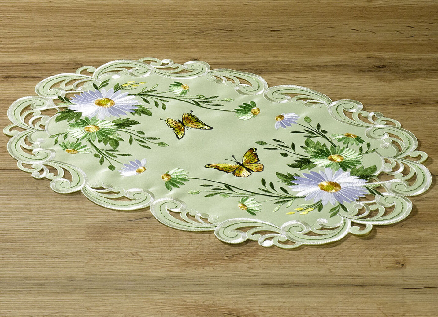Tisch- und Raumdekoration mit Blumen und Schmetterlingen