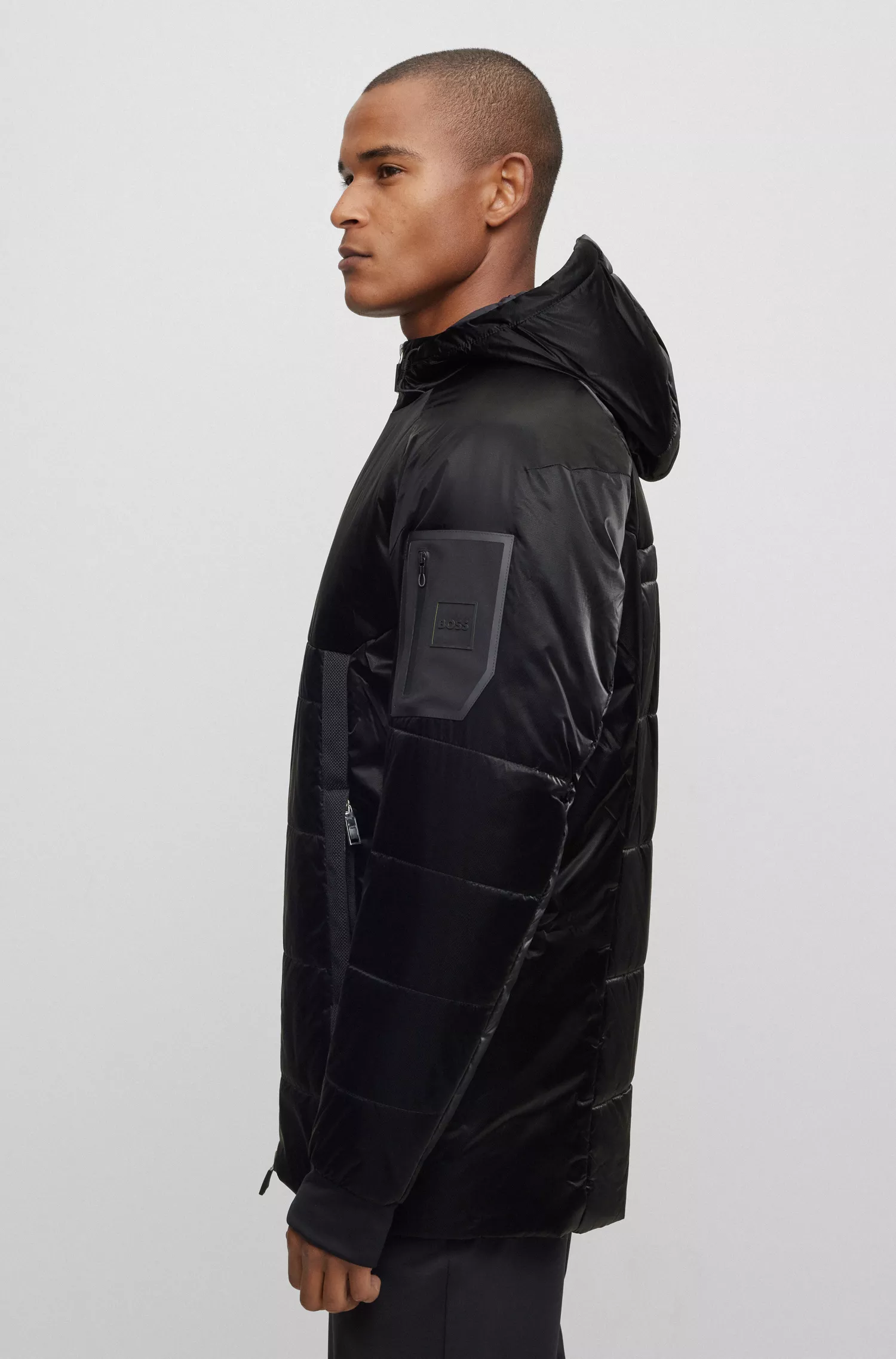 Jaqueta BOSS verde, corte regular, com bolso na manga com a marca.