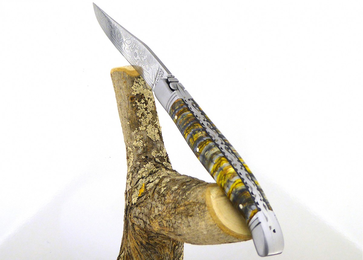Couteau Laguiole avec un manche en Molaire de Mammouth teintée doré