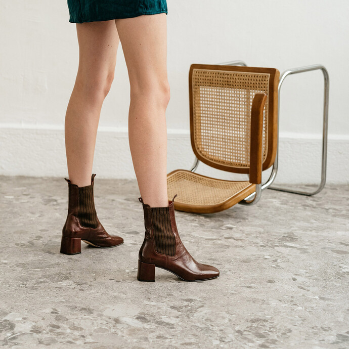 Bottines à talons et fronces  en cuir vieilli marron