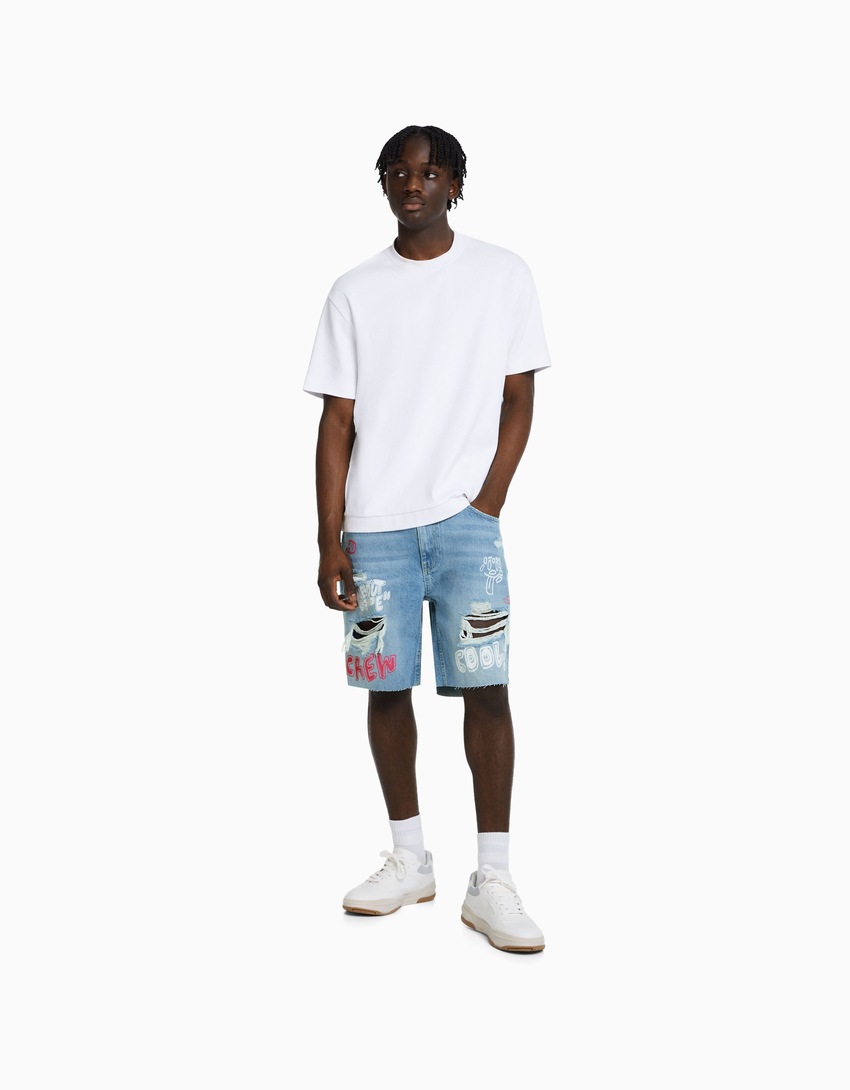 Bermuda jeans estampada e rasgada