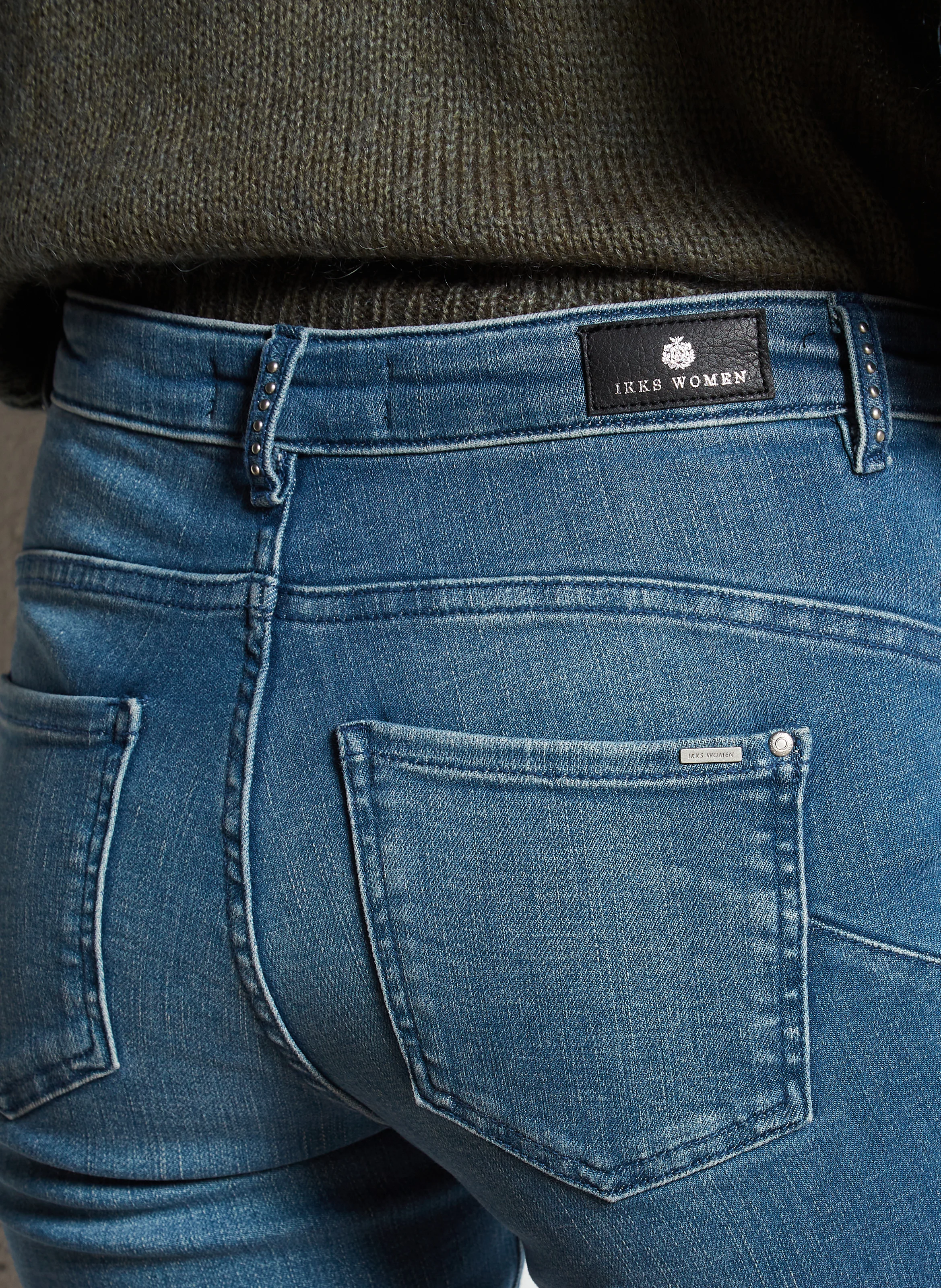 Jean slim sculptant avec détails clous en coton mélangé| Bleu