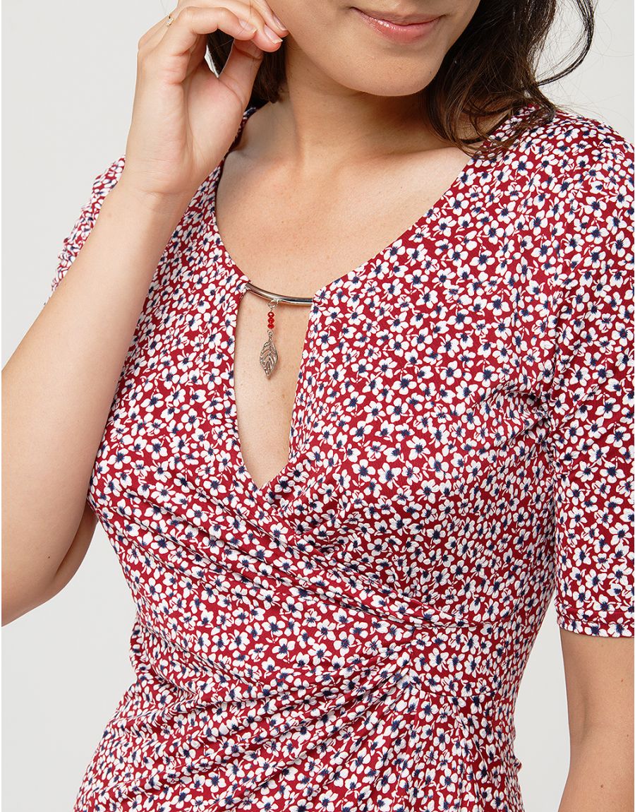 Robe rouge drapée fleurie