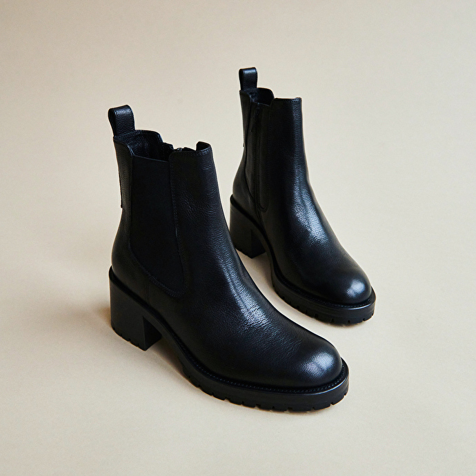 Bottines à semelles crantées  en cuir grainé noir
