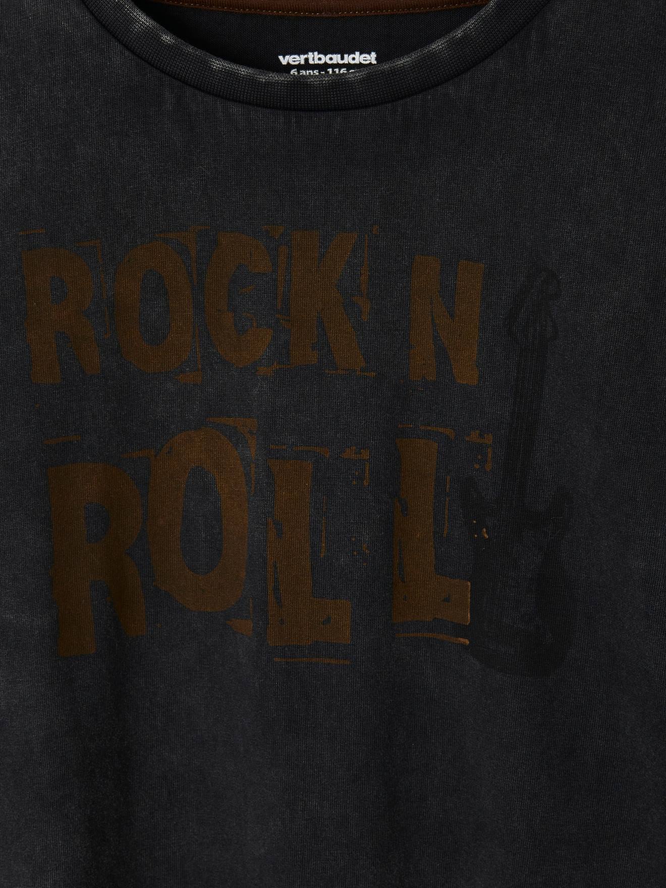 Camiseta infantil masculina lisa cinza médio com estampa de guitarra com efeito vintage.
