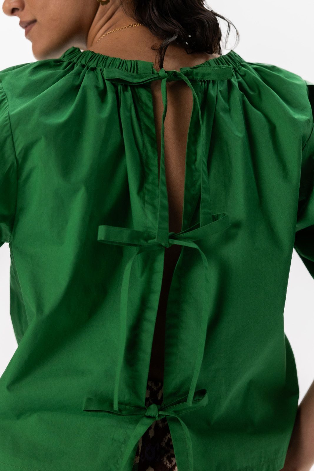 Groene top met strikdetails