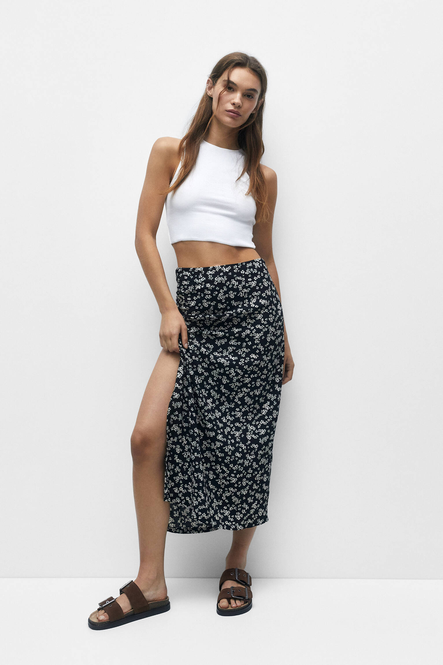 Saia midi com estampa floral - preta