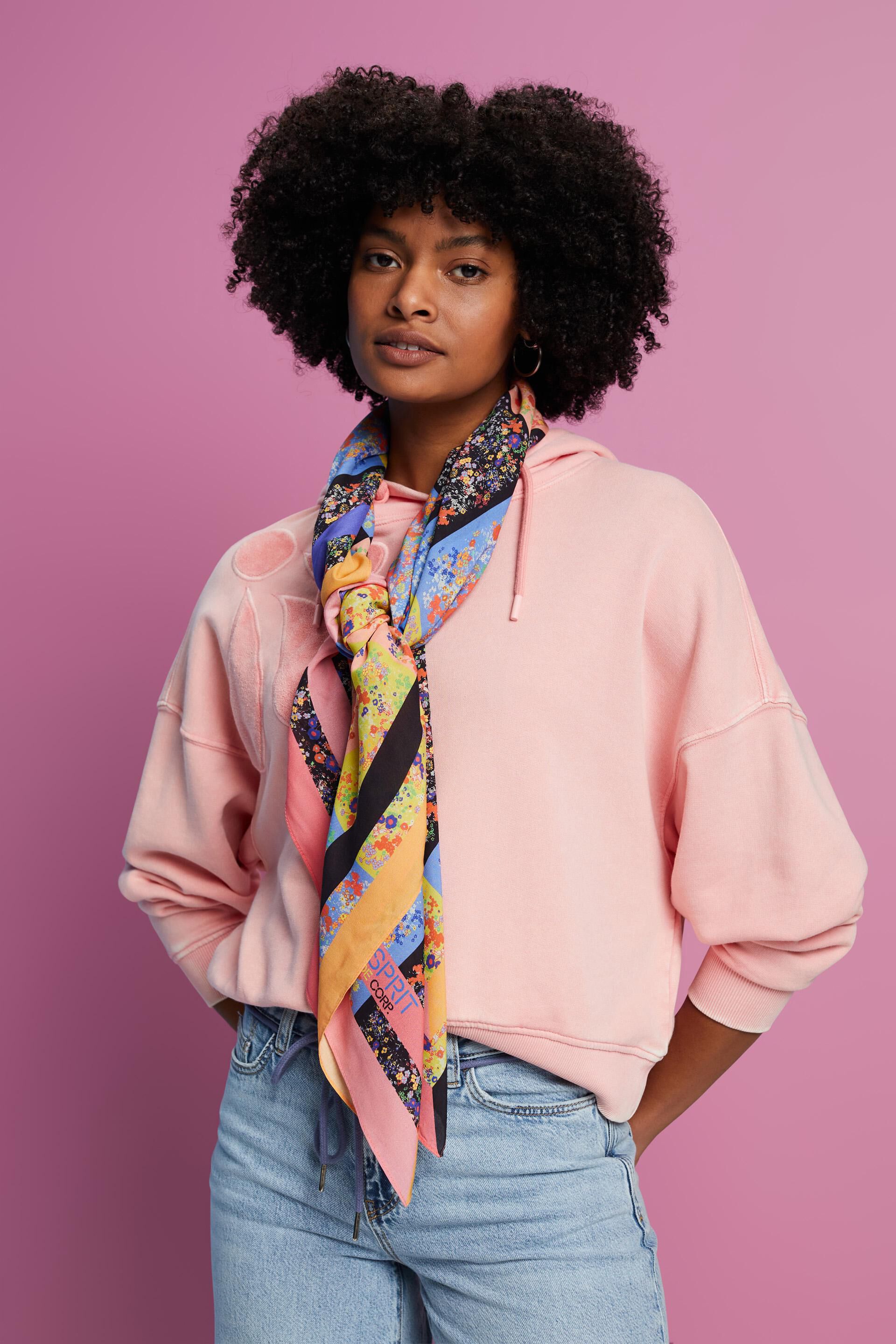 Foulard carré animé d’un motif floral multicolore