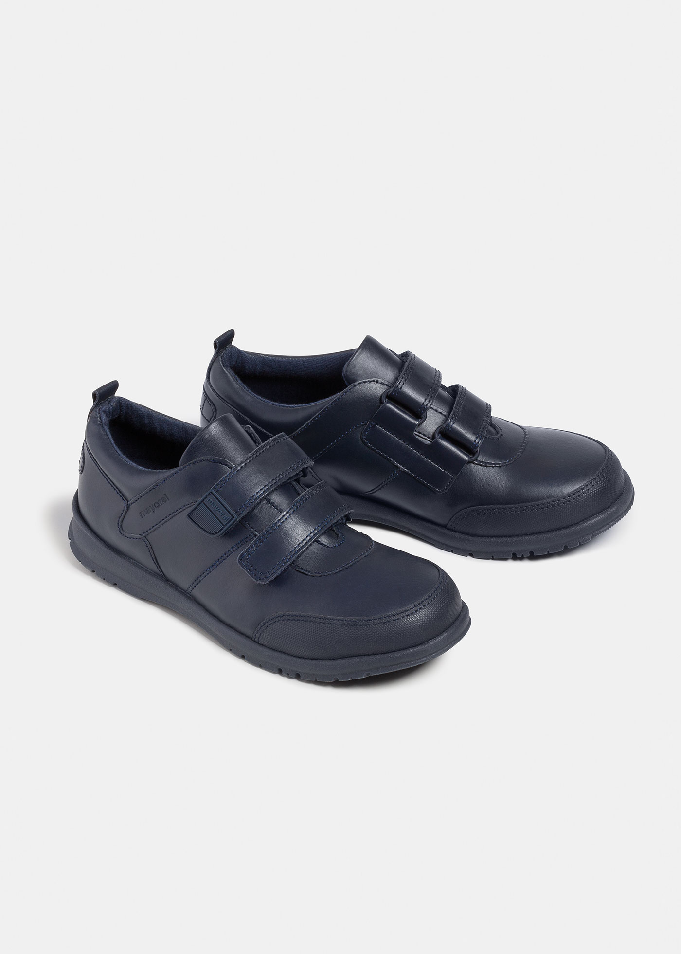 Sapato escolar esportivo