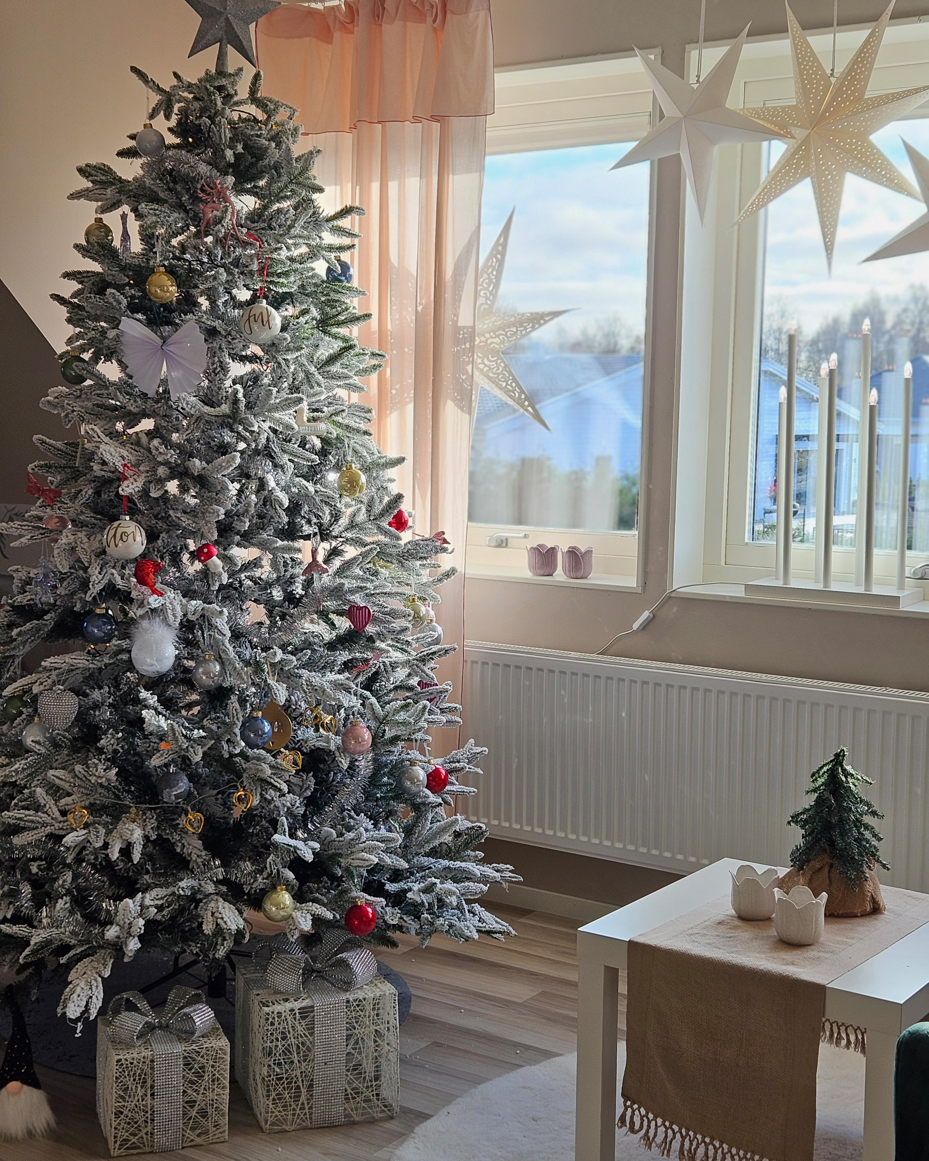 Besneeuwde kunstkerstboom BASSIE 240 cm Wit