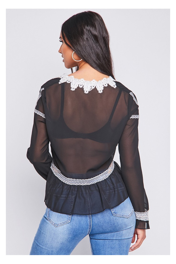 Blouse noire à détails dentelles contrastés