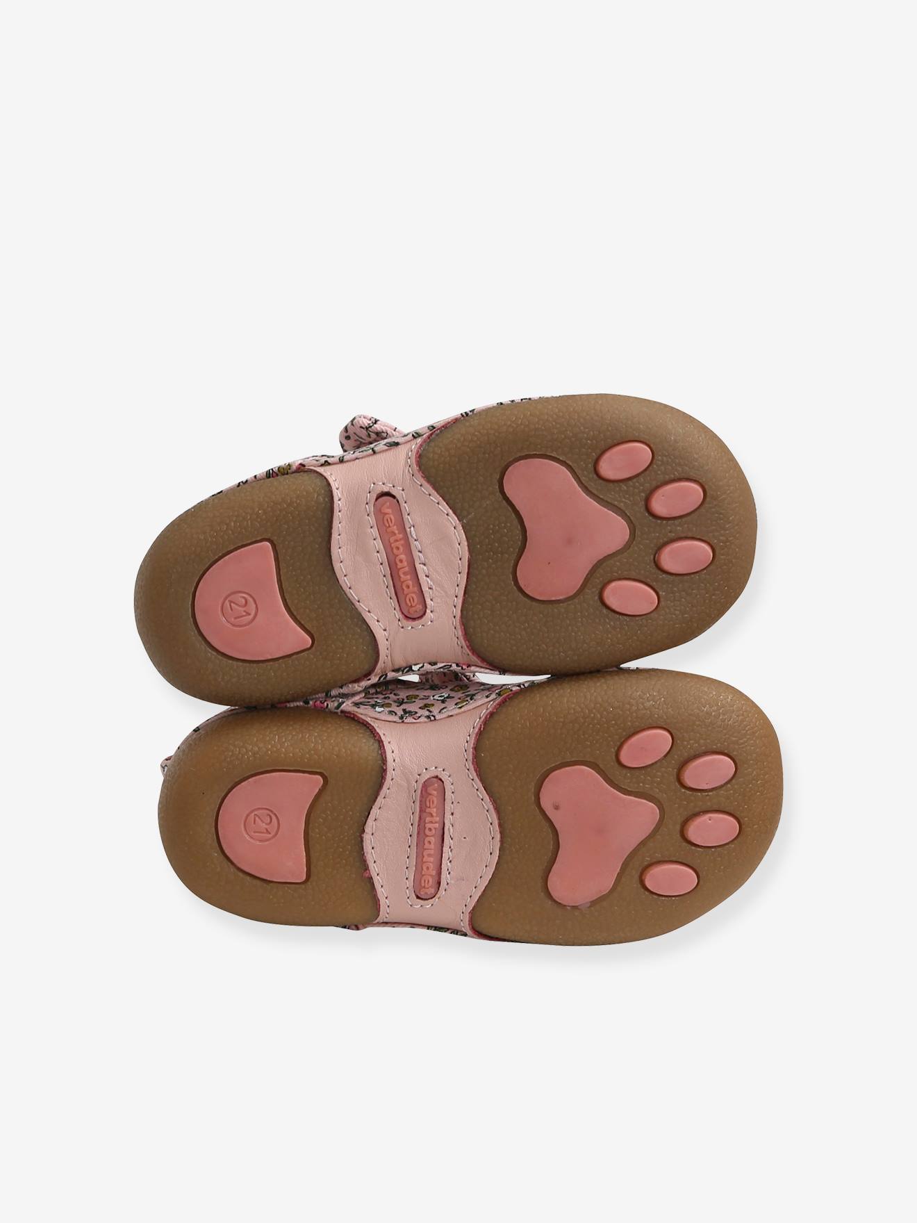 Sapatilhas de bailarina para bebê, feitas de tecido estampado rosa claro.