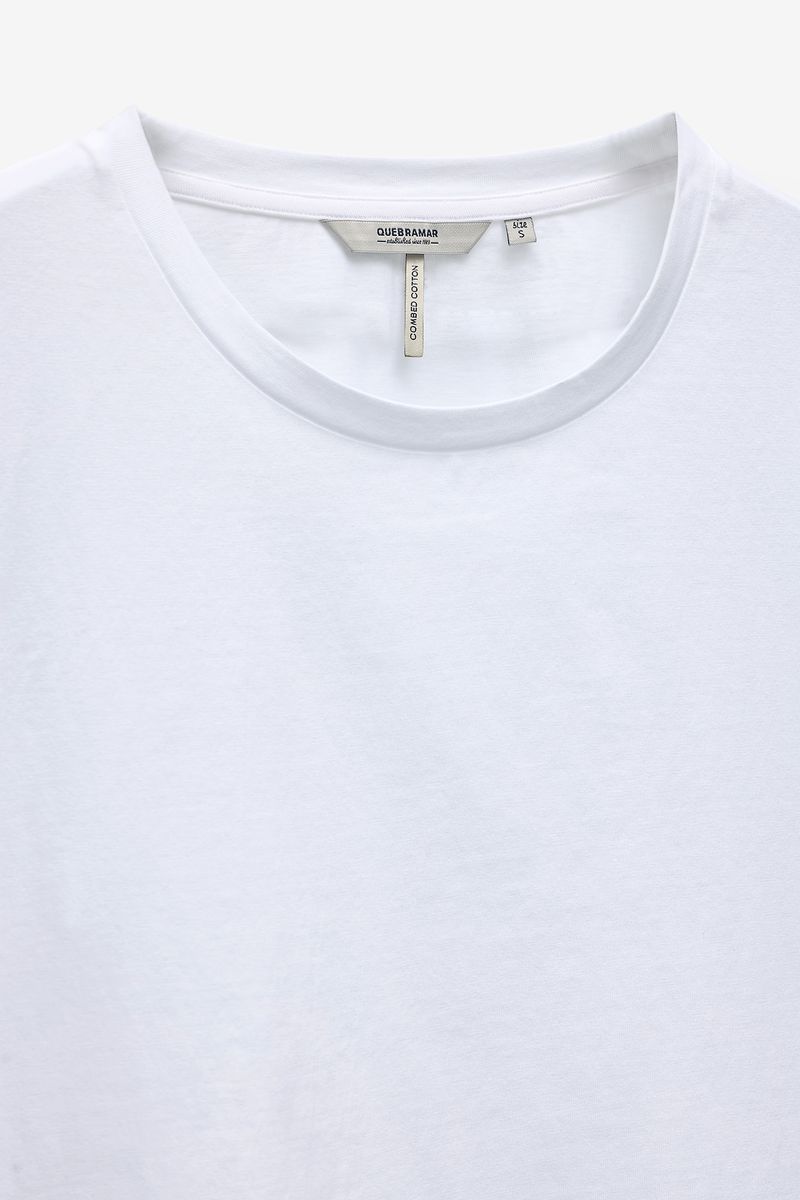 T-SHIRT COM APLICAÇÃO RENDA NAS MANGAS