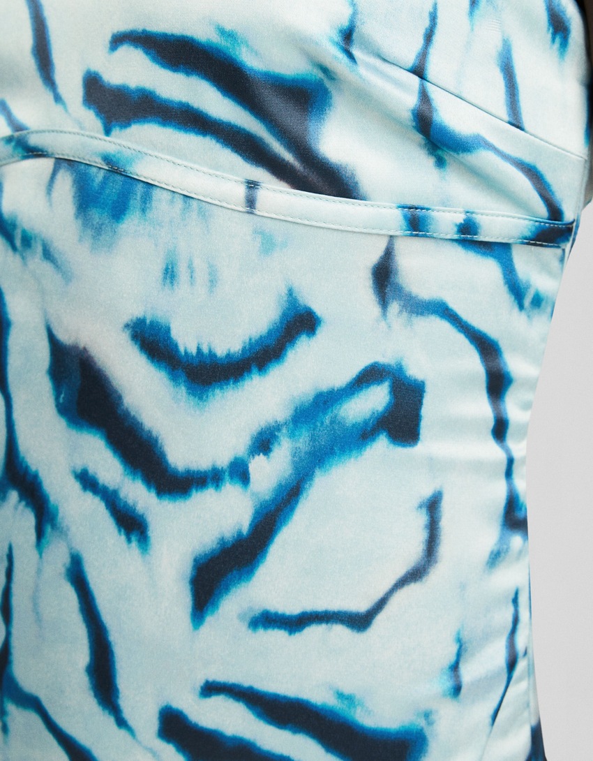 Vestido midi tomara que caia de cetim com amarração nas costas.