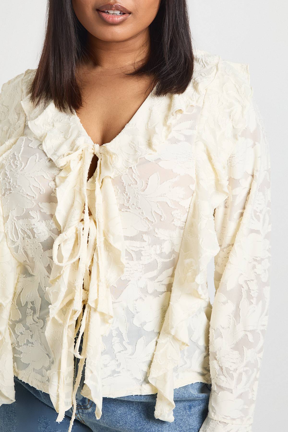boohoo Blouse Grande Taille Dévorée À Double Volant Et Liens Devant