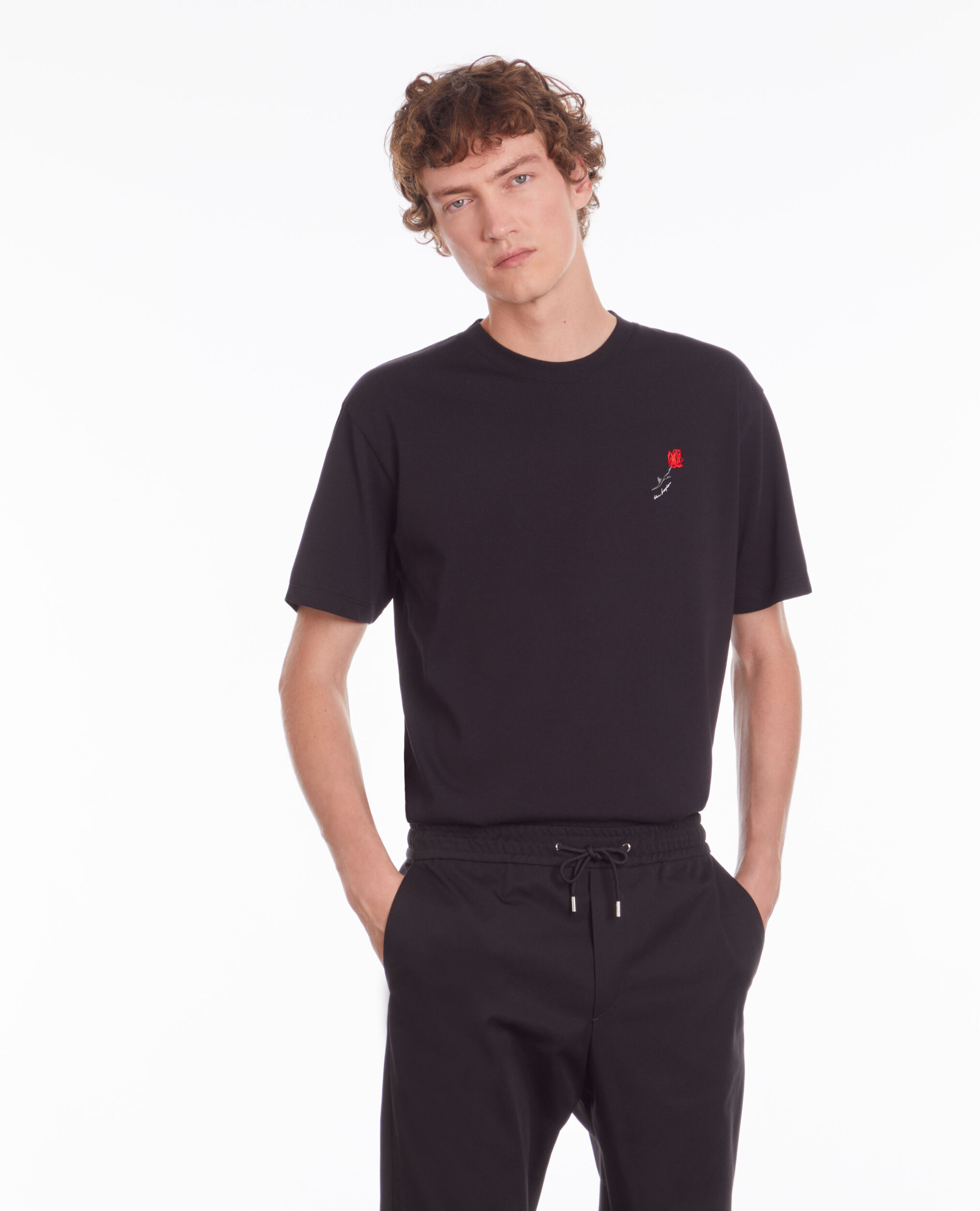 T-shirt noir avec broderie fleur