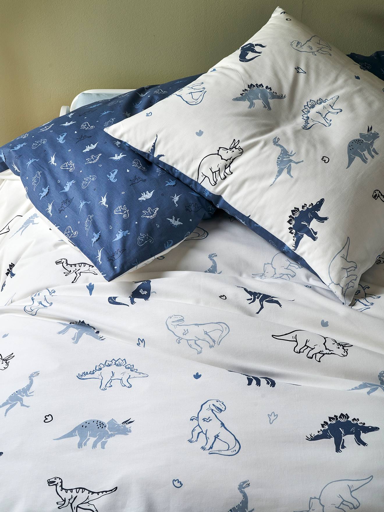 Conjunto de cama infantil Hello Dinos com capa de edredom e fronha, estampa básica branca clara.