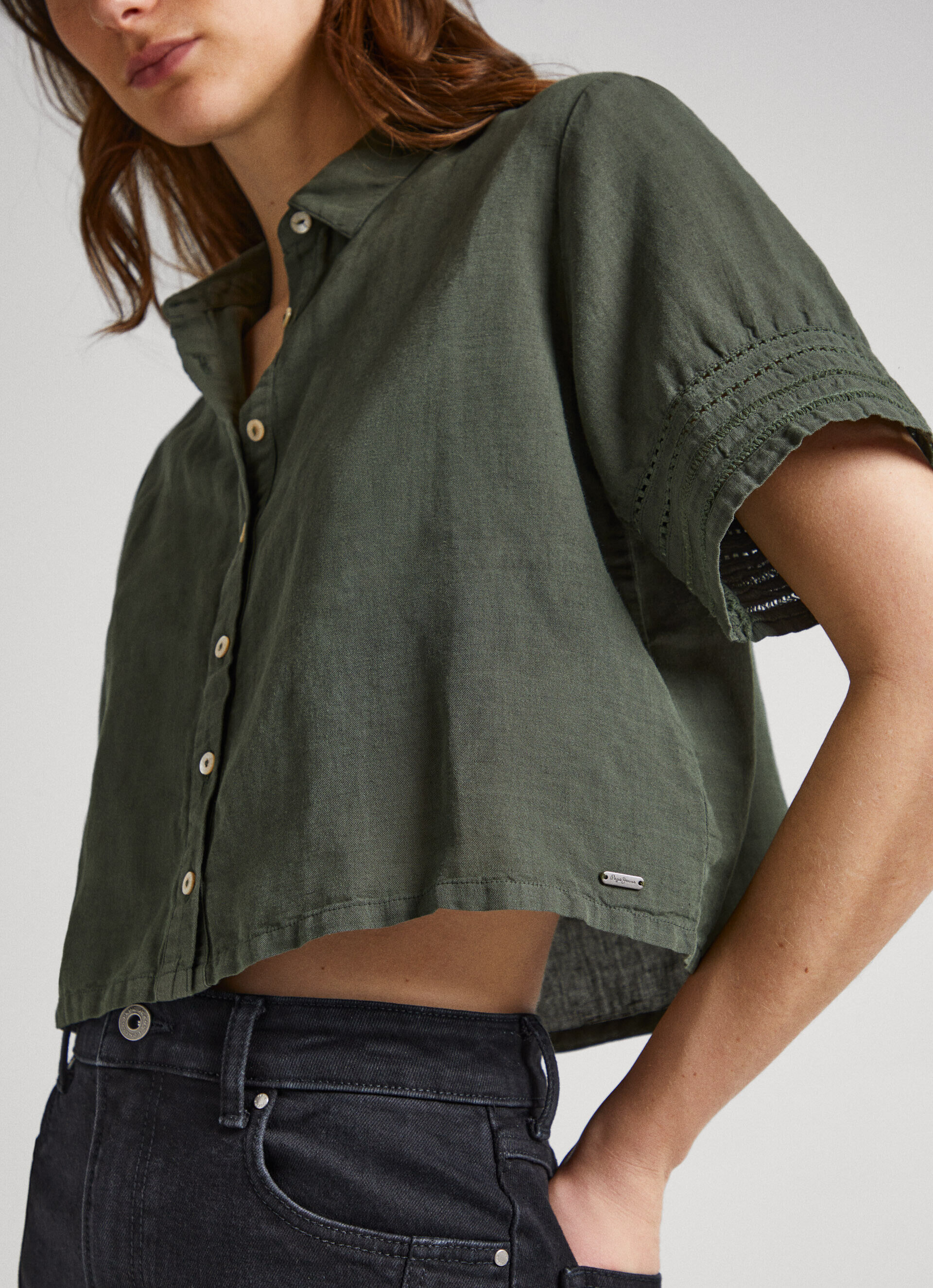 Camisa de manga curta com detalhes vazados - verde oliva