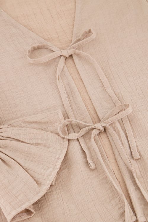 Beige shiny top met strikjes & ruffle mouwtjes