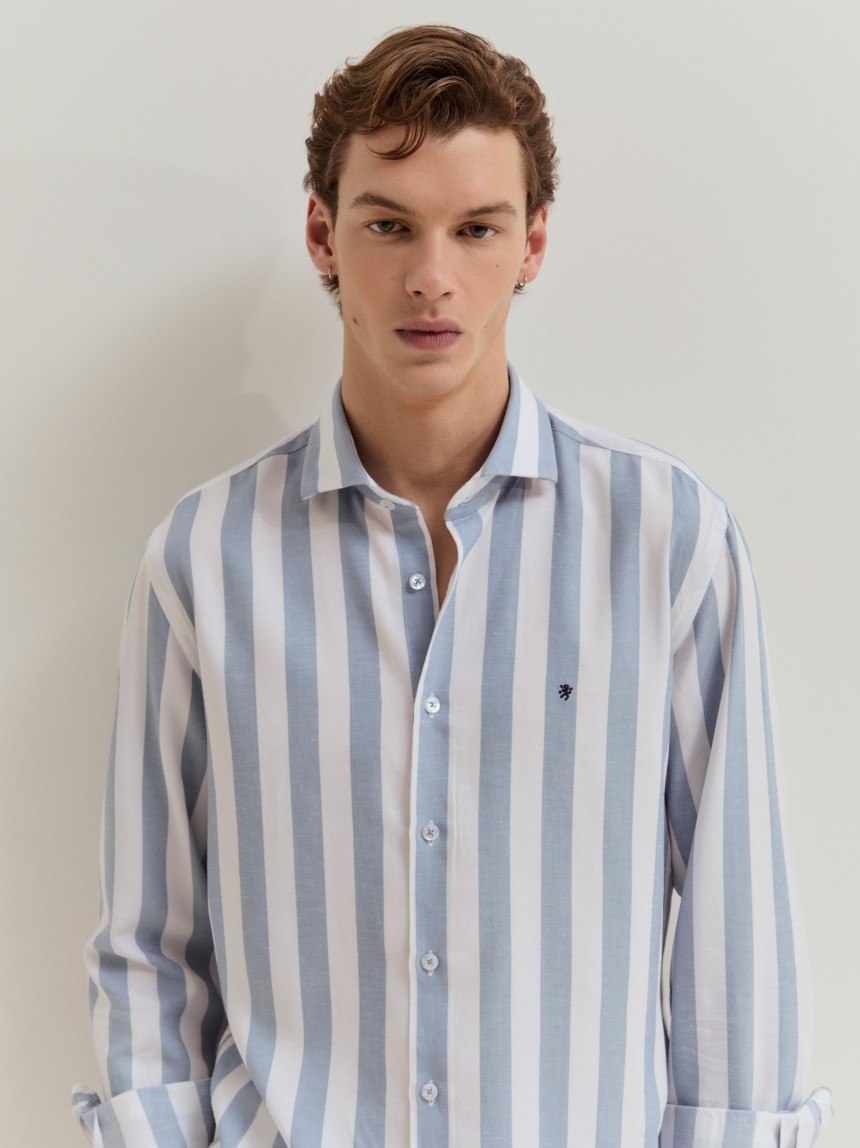 Camisa slim fit às riscas em liocel e linho