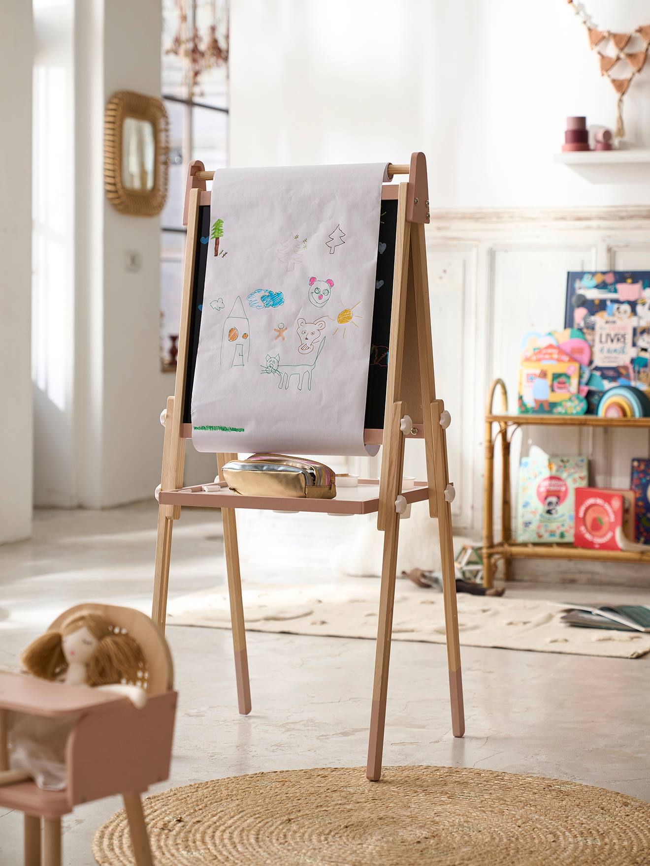 Quadro branco/quadro magnético 3 em 1, dobrável e com altura ajustável, feito de madeira com certificação FSC®, multicolorido.