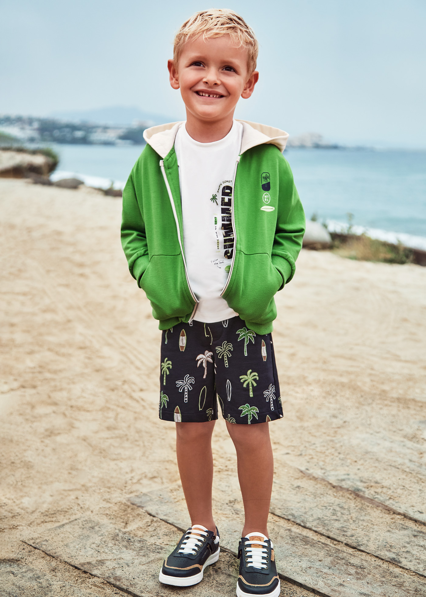 Conjunto de duas peças para meninos, confeccionado em algodão sustentável.