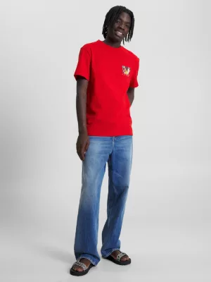 Camiseta clássica com logo nas costas e modelagem ajustada