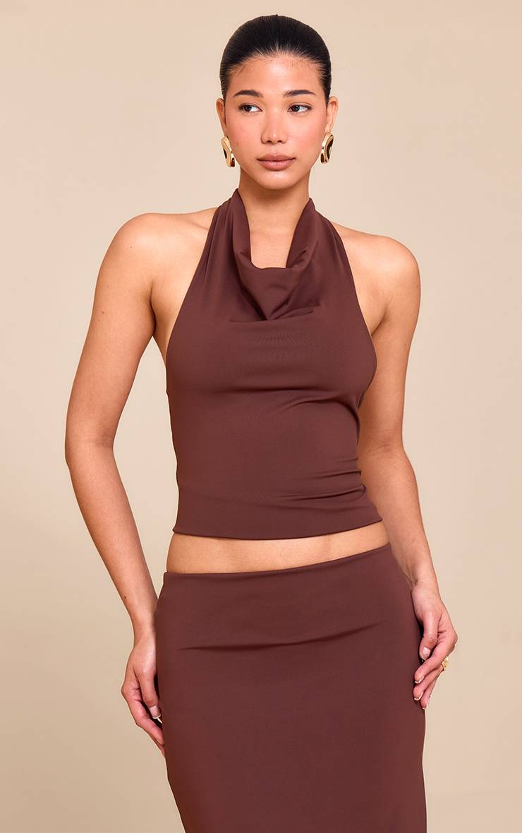 Chocolate Brown Top Dos Nu À Col Licou Avec Détail Doré En Matière Mate Sculptante