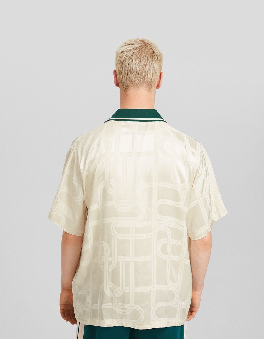 Camisa de manga curta em jacquard com gola em cetim canelado.