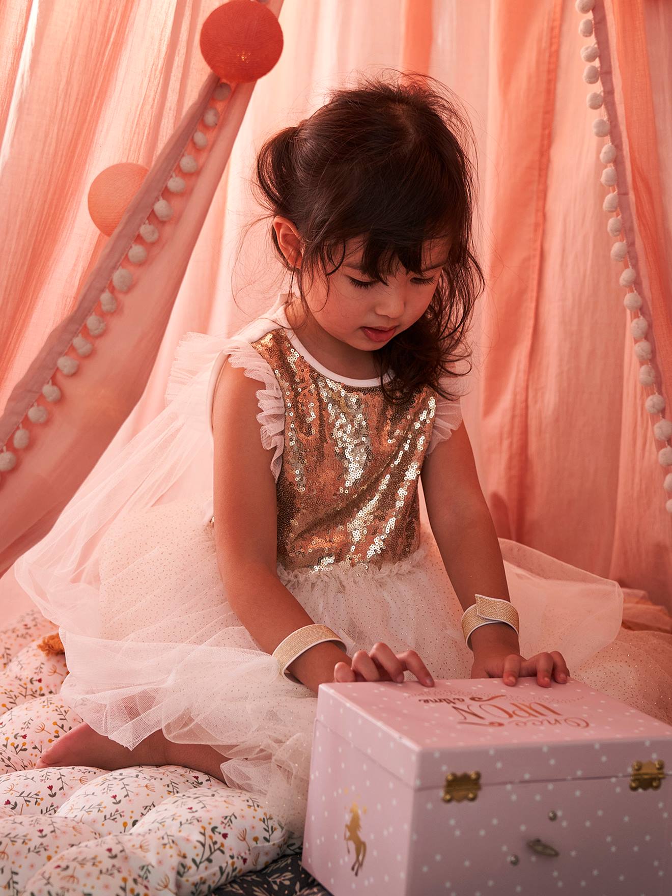 Traje de princesa com véu e coroa verde-esmeralda