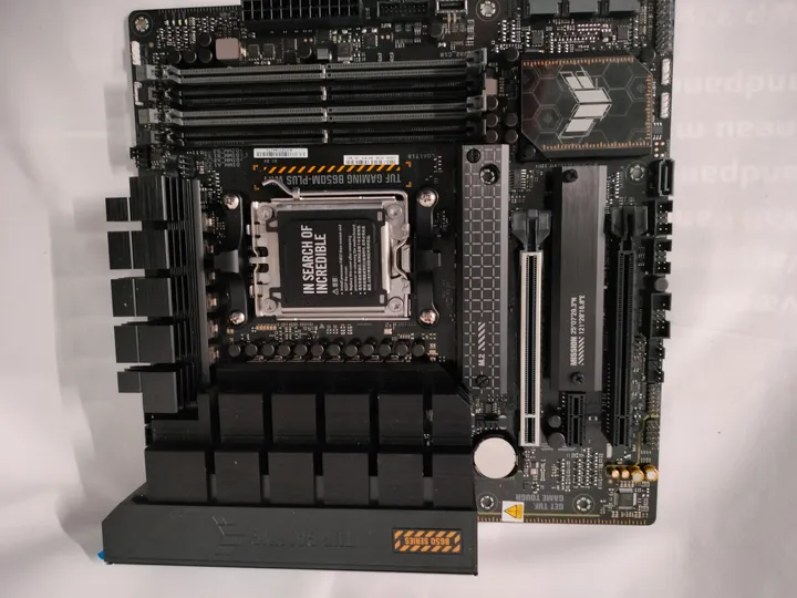 [OUTLET] - ASUS TUF Gaming B650M-Plus WIFI - Bundkort - micro ATX - Socket AM5 - AMD B650 Chipset - USB-C 3.2 Gen 2x2, USB 3.1 Gen 2, USB 3.2 Gen 2, USB-C 3.2 Gen 1 - 2.5 Gigabit LAN, Bluetooth - onboard grafik (CPU påkrævet) - HD Audio (8-kanaler)