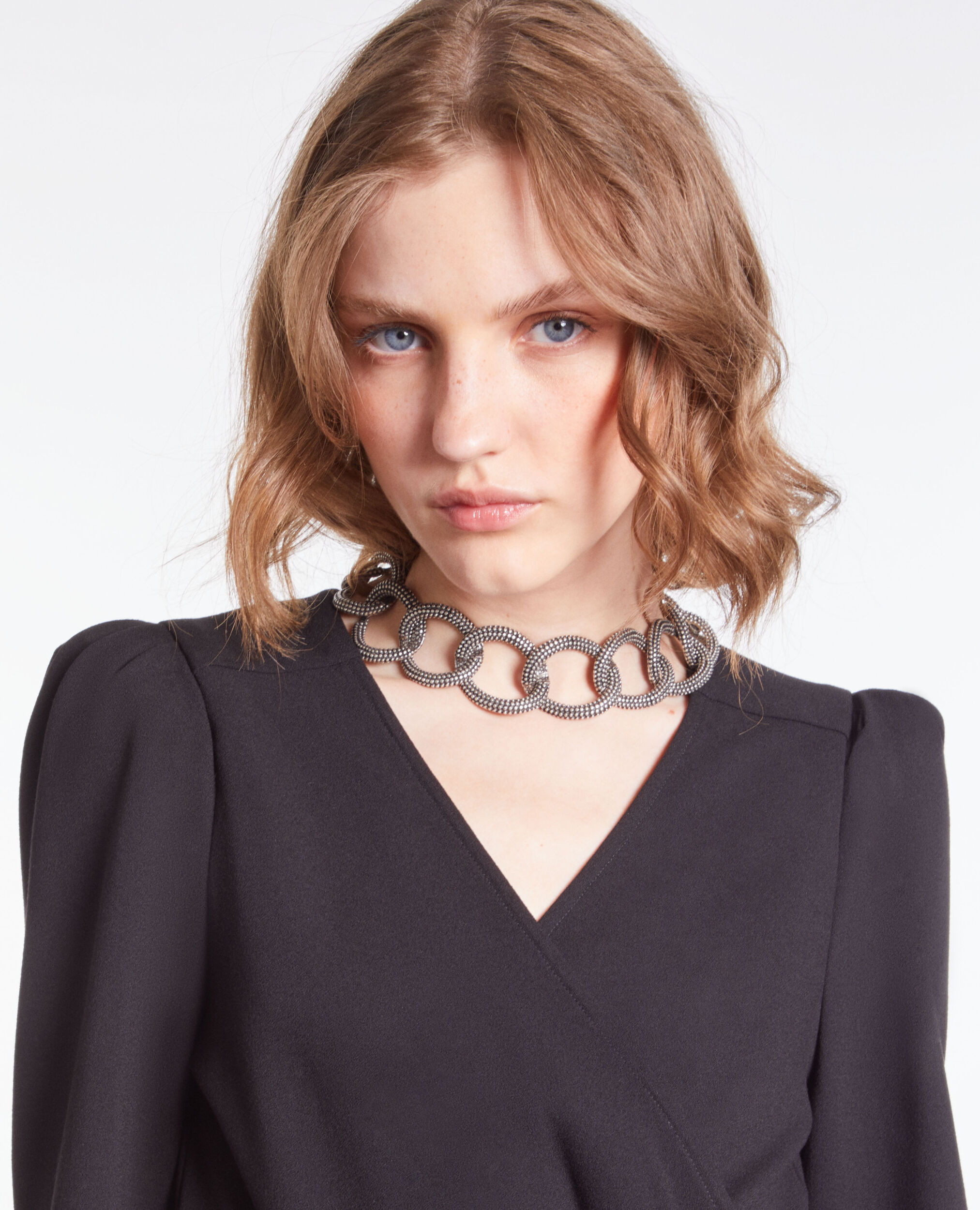 Robe portefeuille courte noire en crêpe