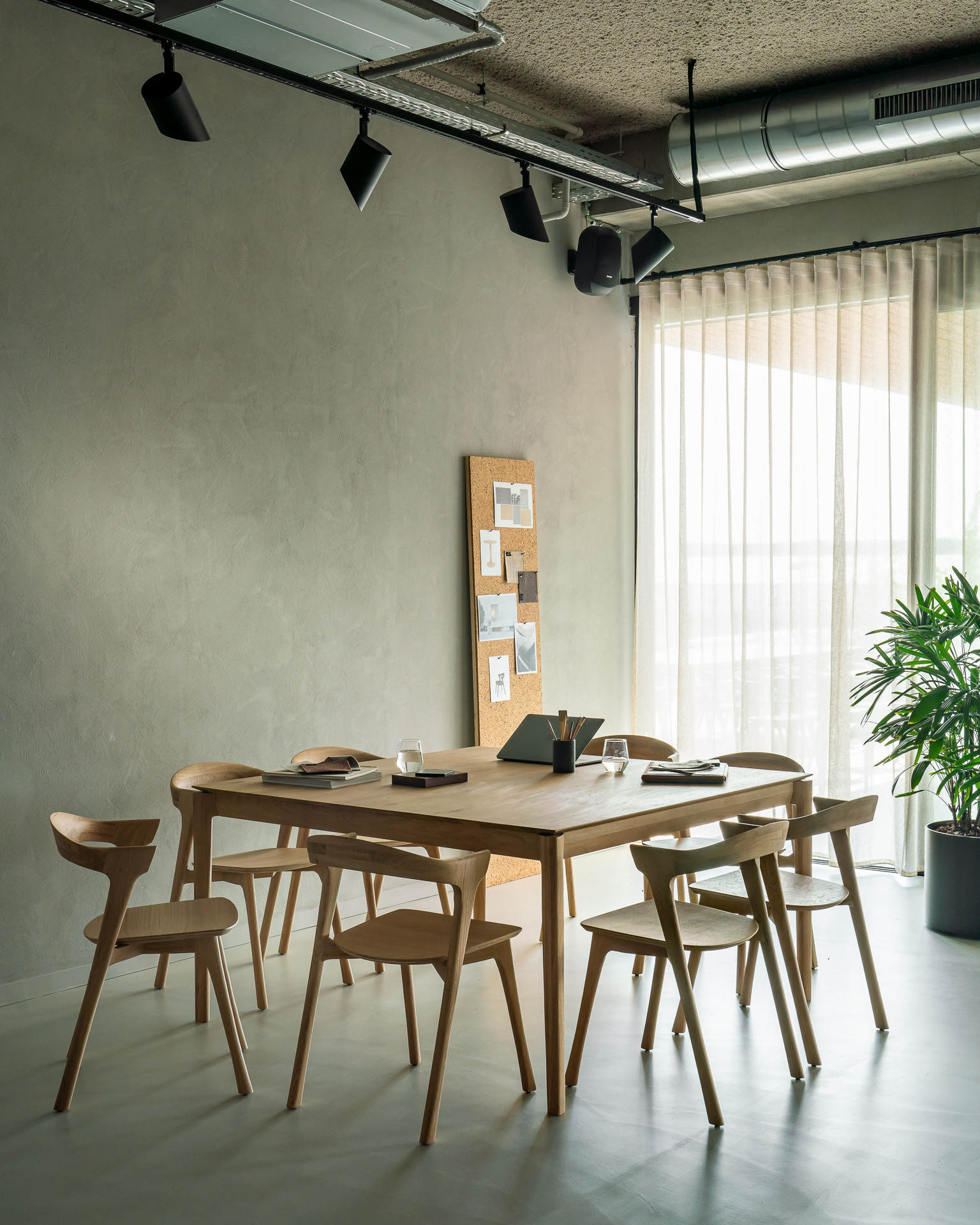 Eettafel Bok 145x145 cm eiken gelakt
