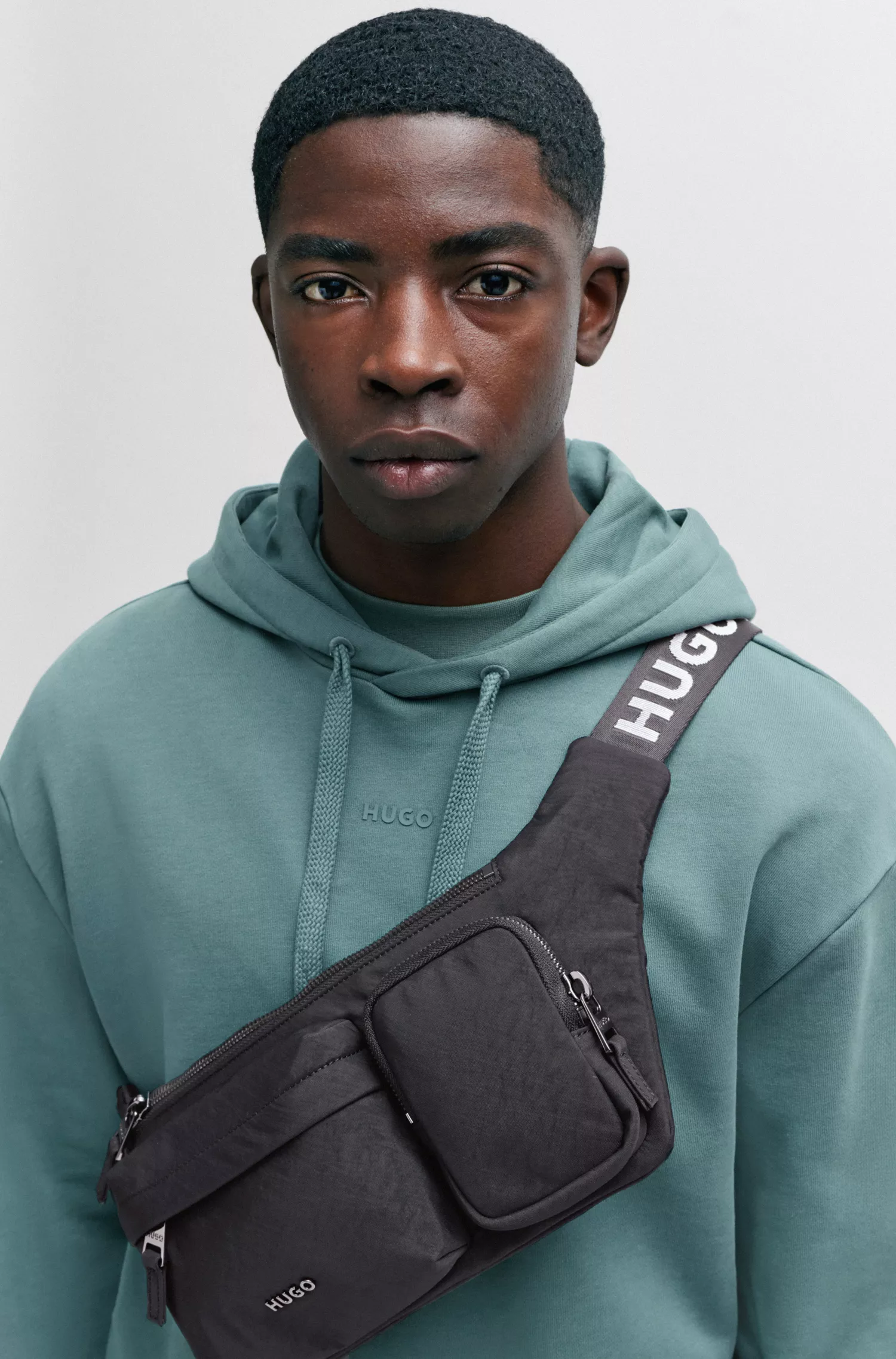 Bolsa HUGO Red-Belt com alça ajustável personalizada e forro completo.