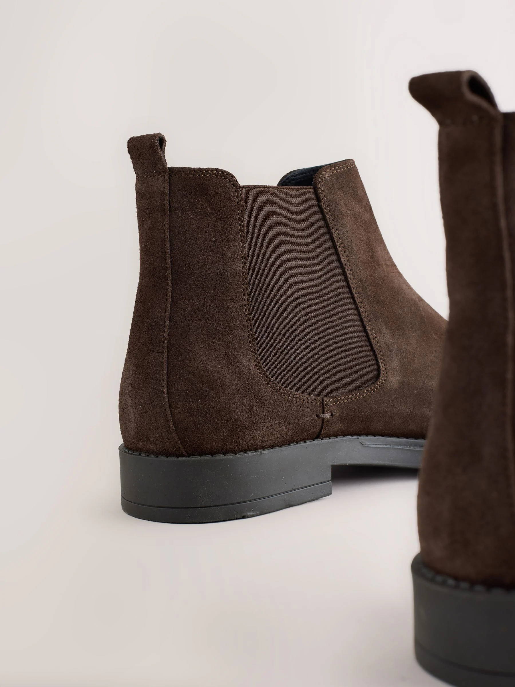 Bruin - Smart Suede Chelsea Boots